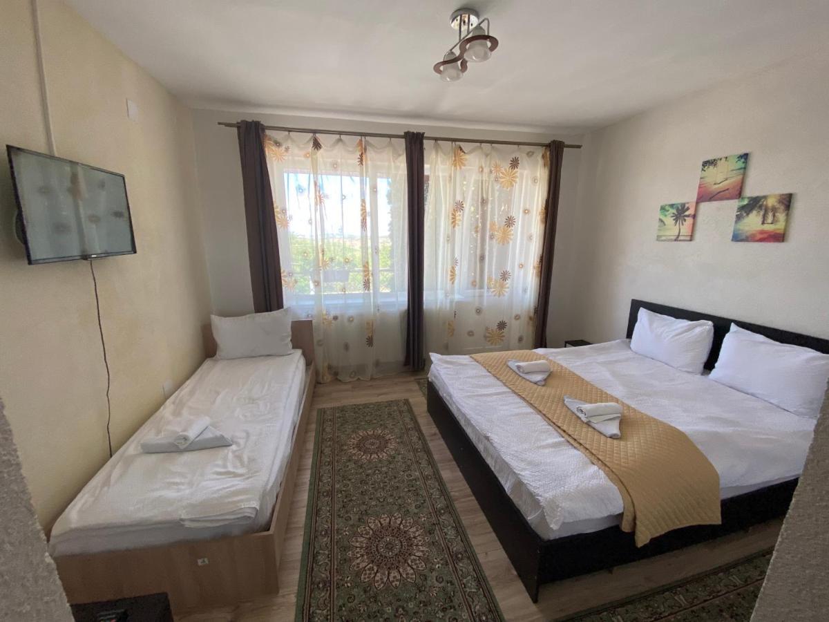 Guest House Zoreni Mociu Bagian luar foto
